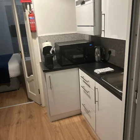 2 Minutes From Drumcondra Station דבלין
